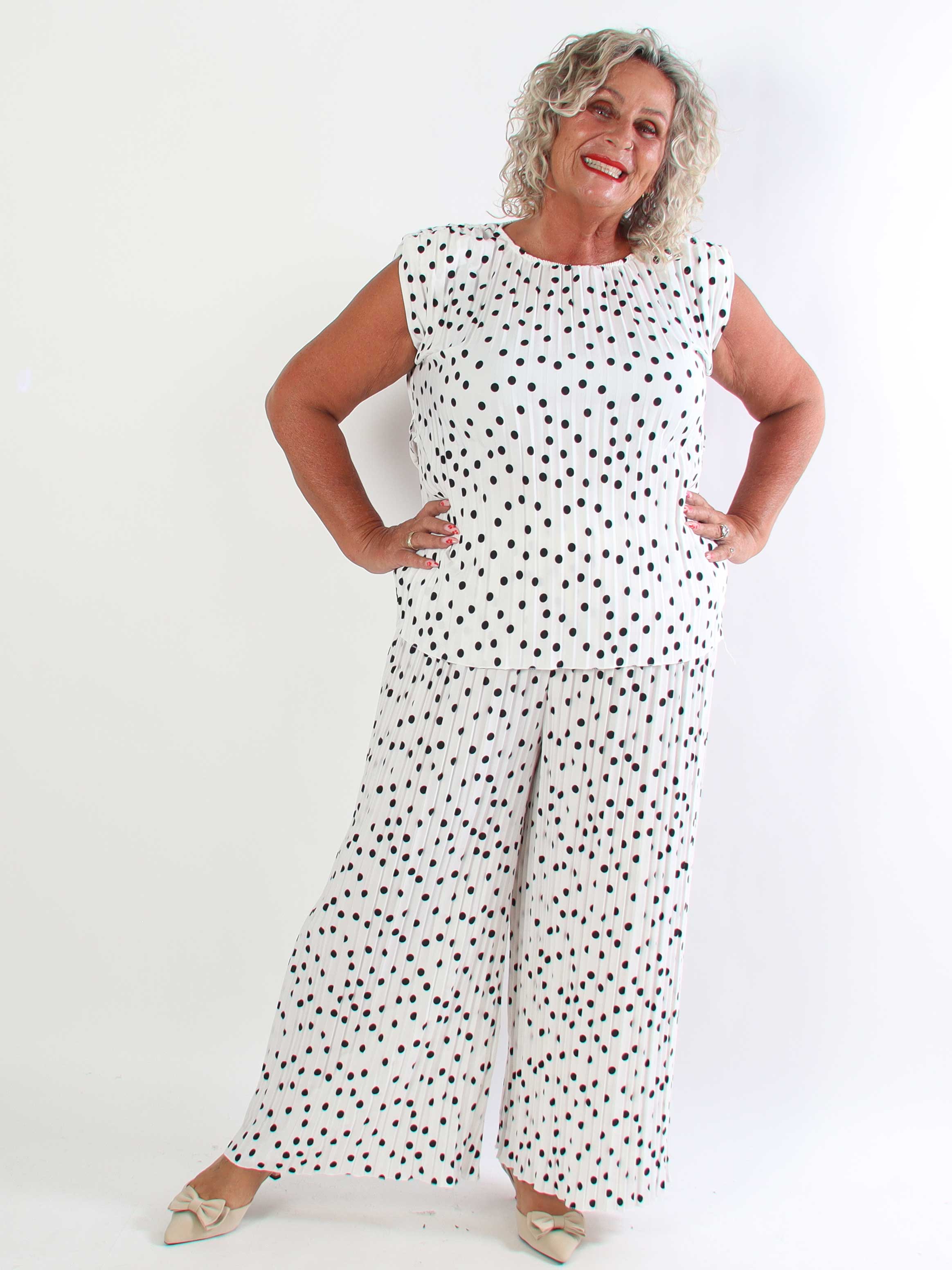 Zina – Elegant plus size set med prickar och veckad design